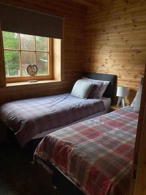 Red Squirrel Log Cabin With Hot Tub Keith Bagian luar foto