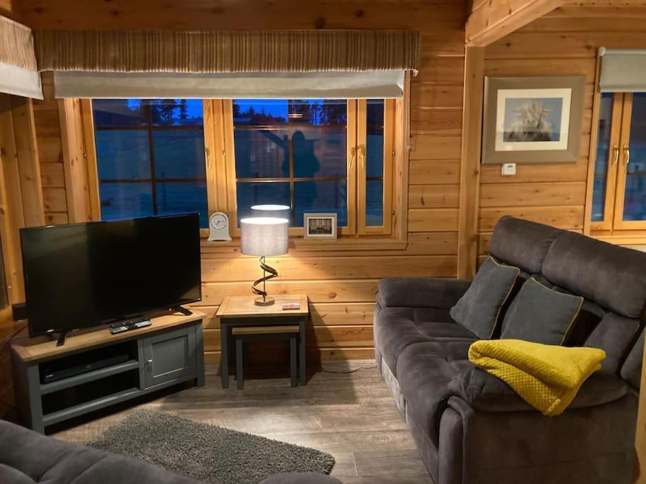 Red Squirrel Log Cabin With Hot Tub Keith Bagian luar foto