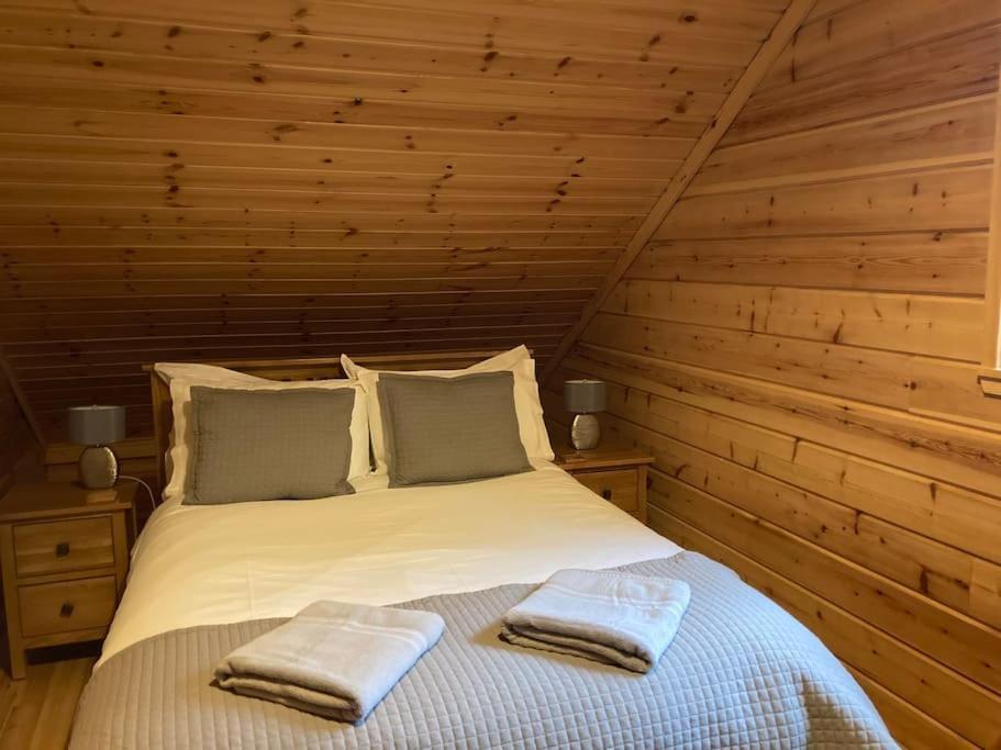 Red Squirrel Log Cabin With Hot Tub Keith Bagian luar foto