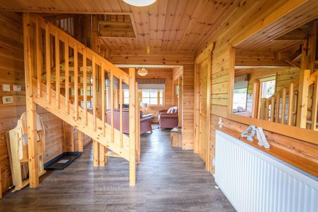Red Squirrel Log Cabin With Hot Tub Keith Bagian luar foto